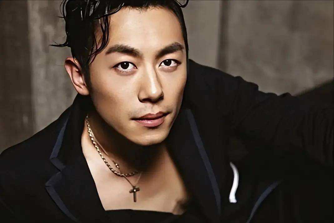 双眼皮很好看的男明星,一边单眼皮一边双眼皮的男明星