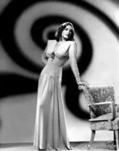 从耀眼的好莱坞影星，到遭受凌辱的“疯婆子”，她被亲妈毁了一生