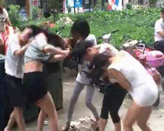 “姑娘你不能挡一下那里么？那东西让人看了很难为情”哈哈哈