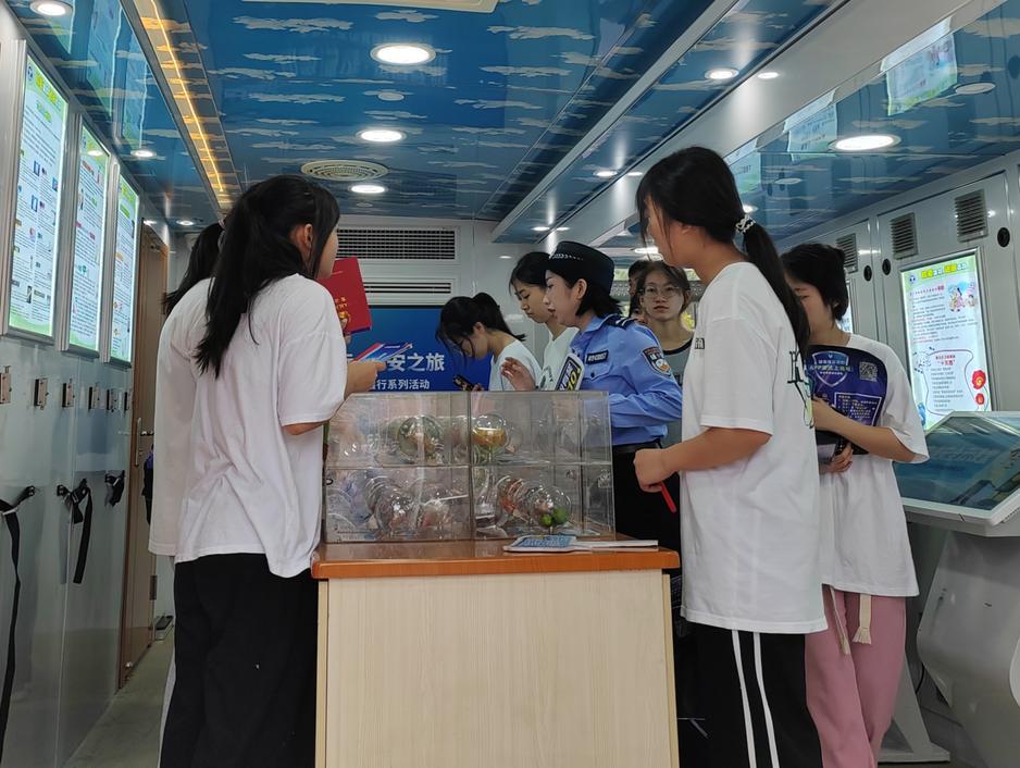 法治护航平安成长中小学生视频,法治进校园护航少年心