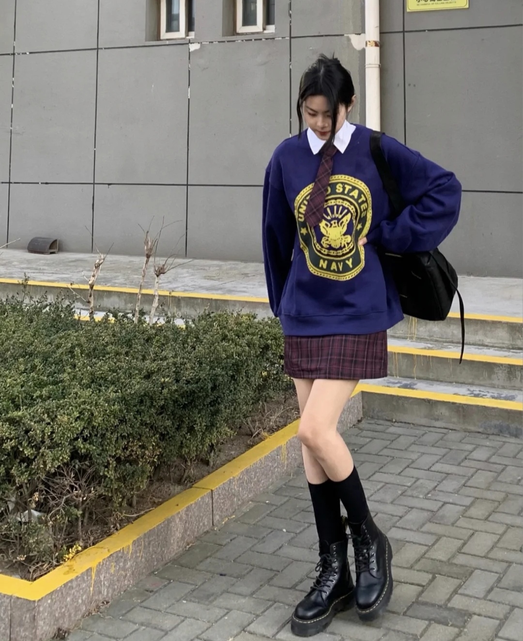 马丁靴的正确搭配图秋冬,穿长腿马丁靴配什么裤子好看