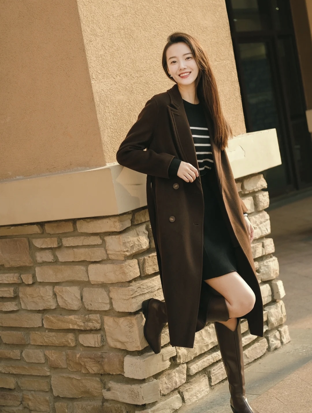 棕色的鞋子棕色大衣怎么搭配衣服,棕色大衣的穿搭技巧