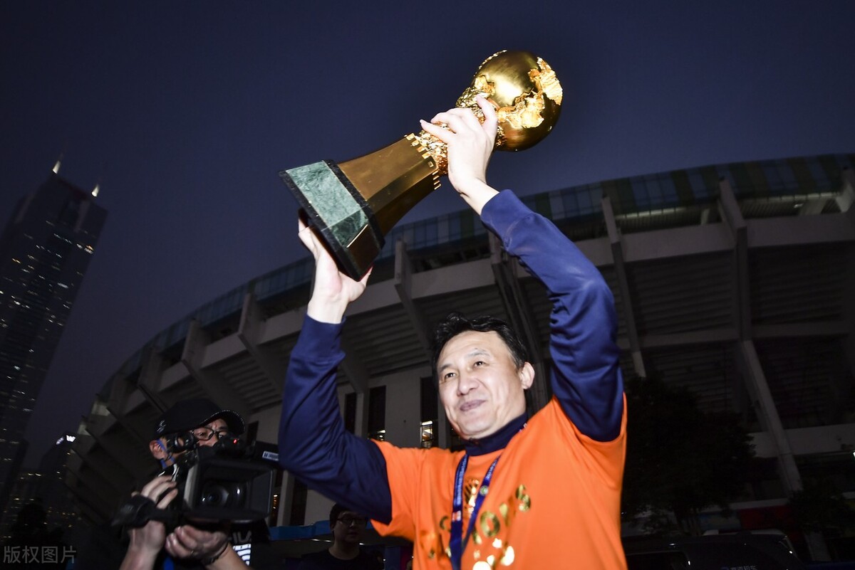 鲁能吉翔夺冠,山东泰山队球迷感人瞬间