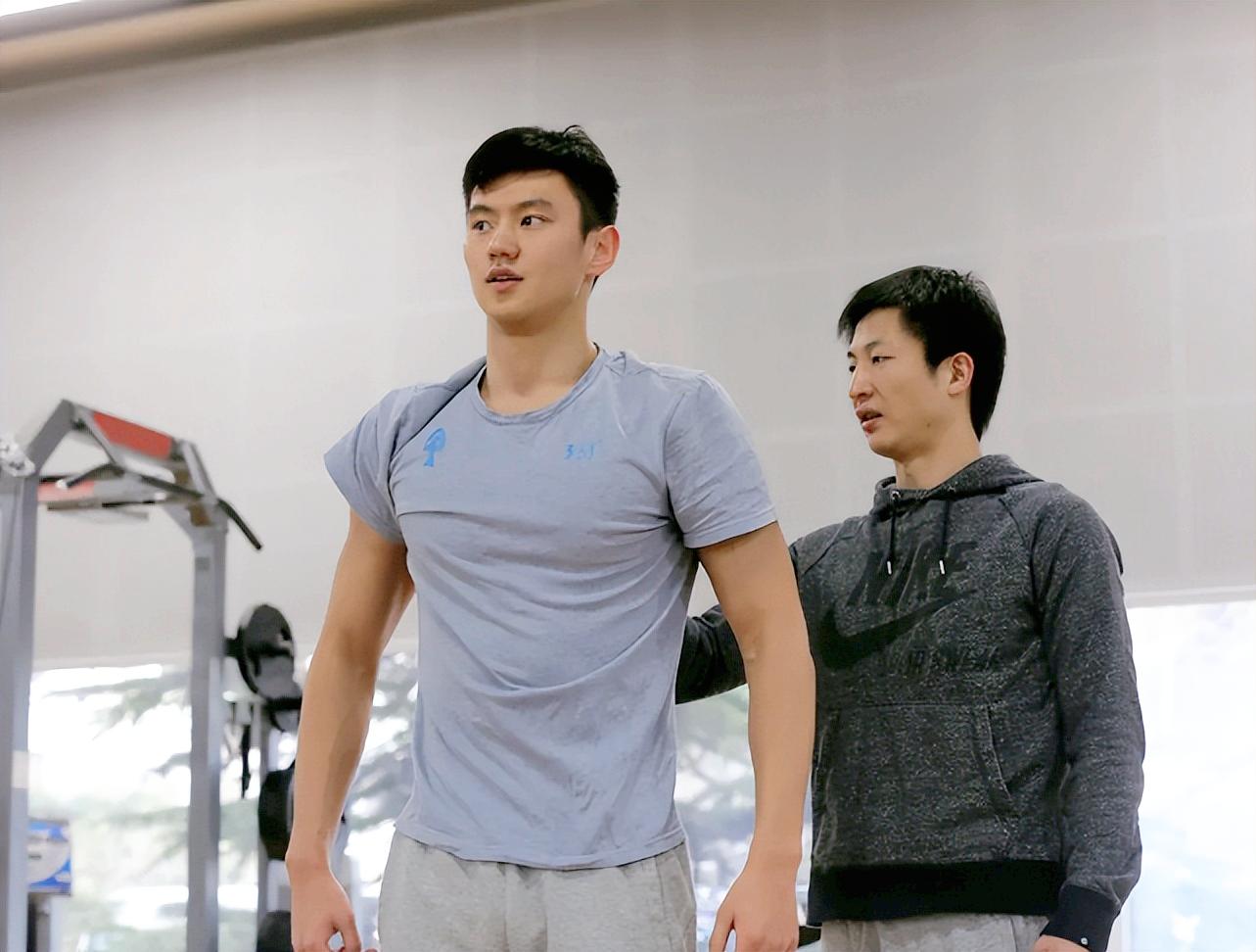 惊艳泳坛宁泽涛26岁退役现状,宁泽涛从泳坛退役后转战高尔夫