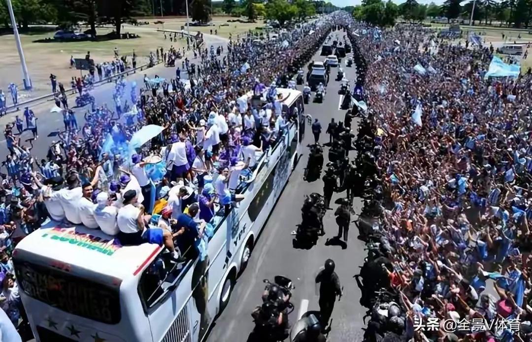 梅西对待球迷的温暖时刻,球迷对梅西的热情