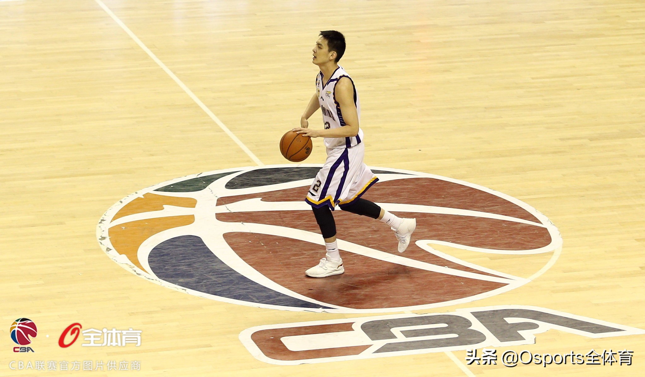 cba教练杨鸣为啥不能站起来,cba儒雅教练杨鸣名场面