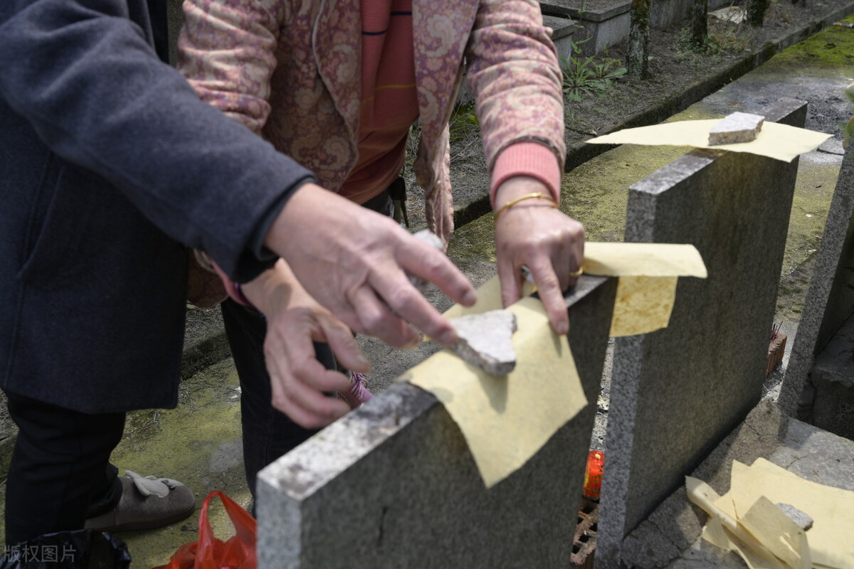 清明节上坟的习俗和讲究,清明节上坟是先烧纸还是先添坟