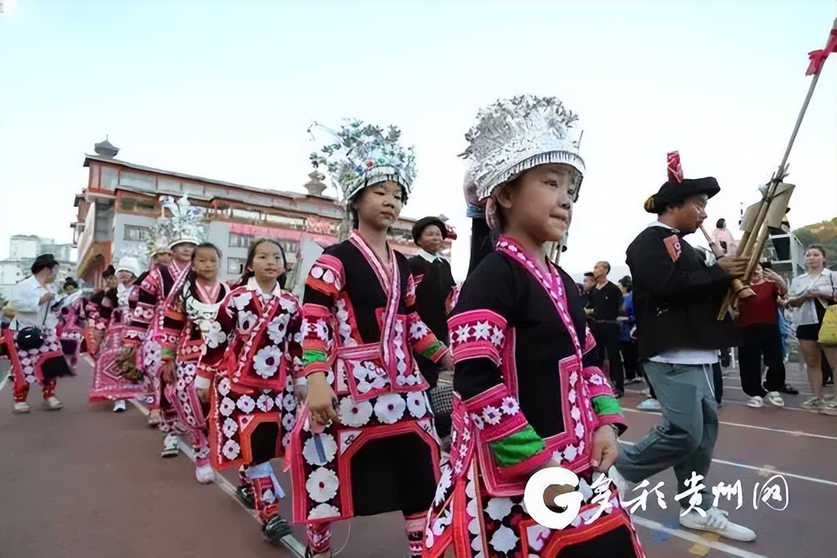 村BA后村超再次霸屏！木匠、瓦匠、肉摊老板的纯粹足球打脸了谁？