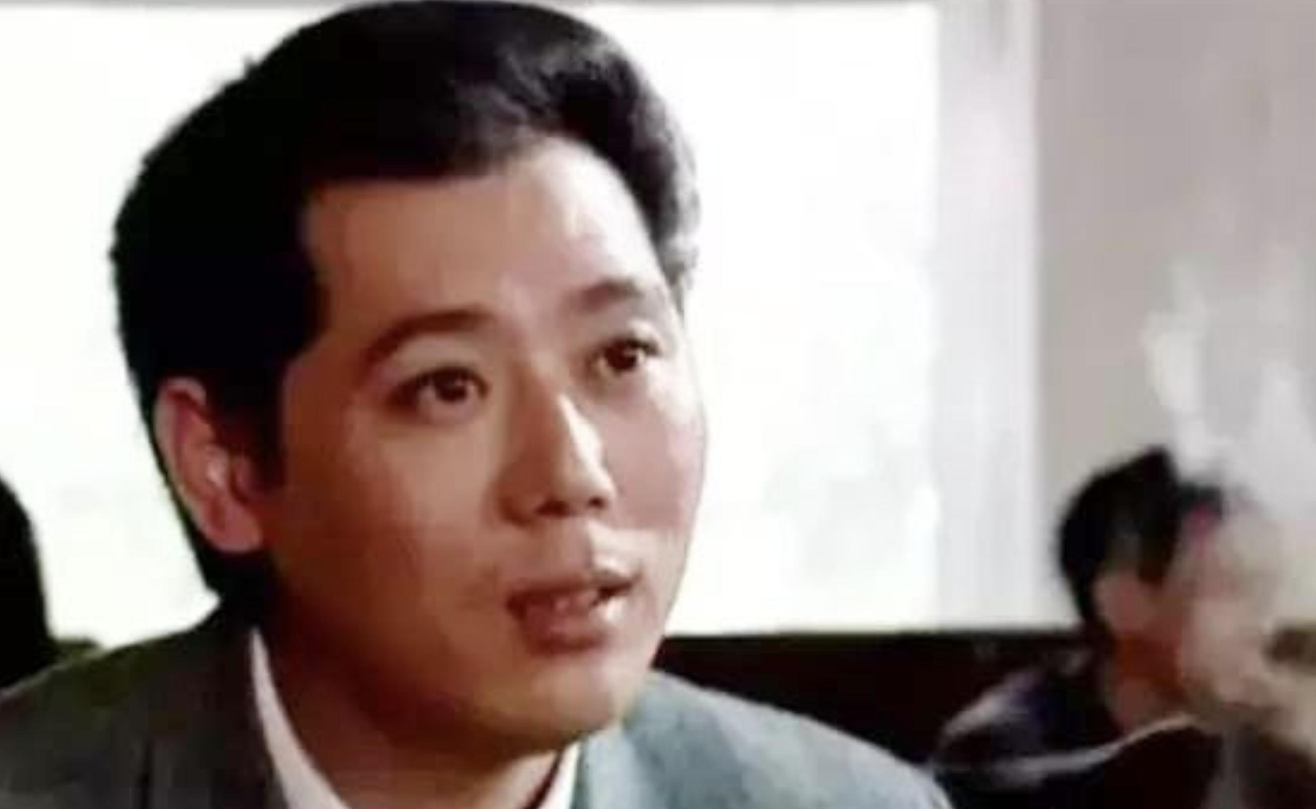 自己住豪宅娶娇妻，却对儿子30年不闻不问，晚年欲买豪车劝子回家