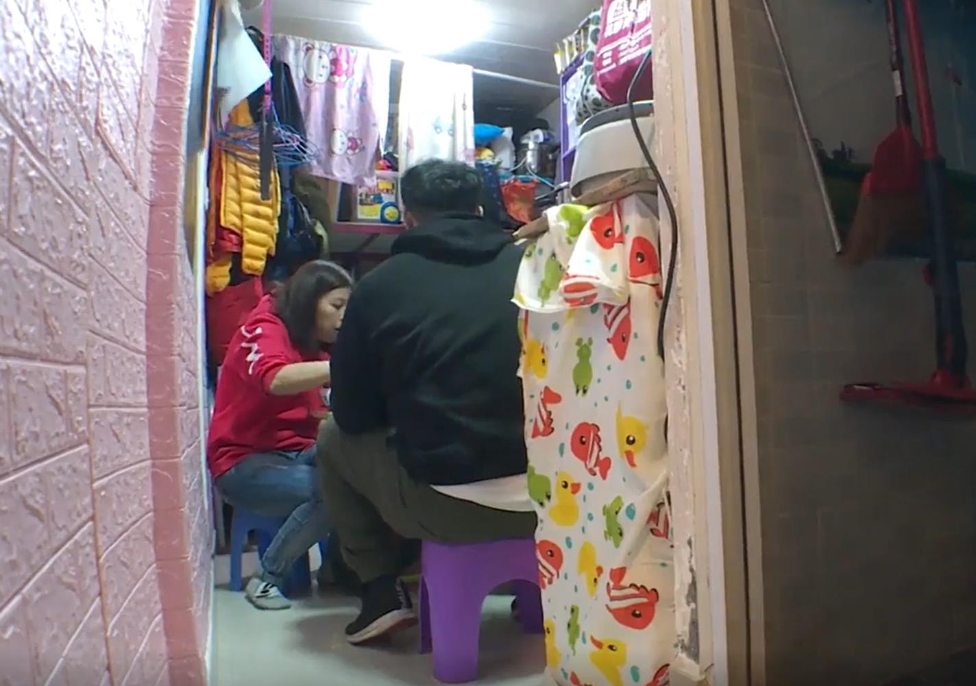 香港一家劏房生活,香港32岁夫妻的婚后生活