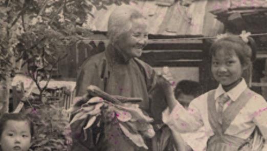 40岁，老光棍，隔壁新来的大妈故意走光，无意看到那抹黑色风景