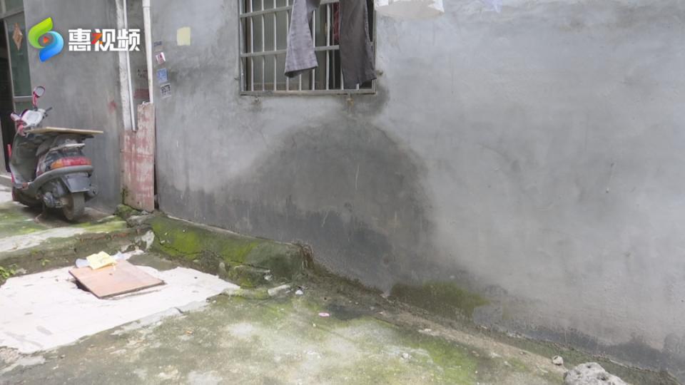 小区地势低洼下雨导致储藏室进水,一小区排水管再漏水至污水淤积