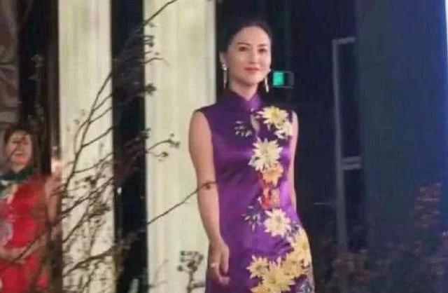 年轻婆婆走红婚礼当天成c位,最年轻婆婆走红新娘表情