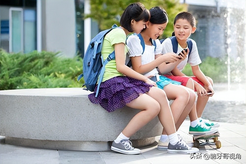 贵阳某中学把20余部学生手机泡水引热议，学校这样处置是否得当