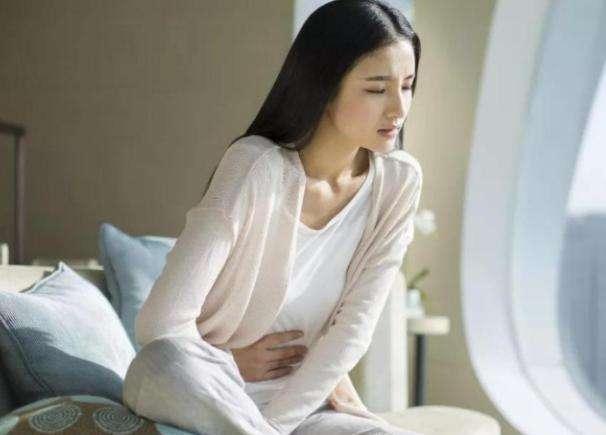 来例假突然流出很大一块血块,女性来月经有血块怎么回事