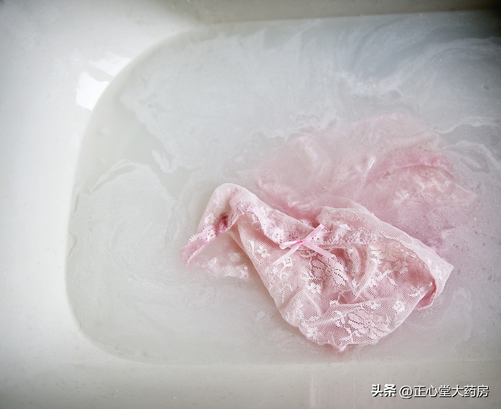 内衣和袜子一起洗危害有多大,内衣和袜子一起洗会感染脚气吗