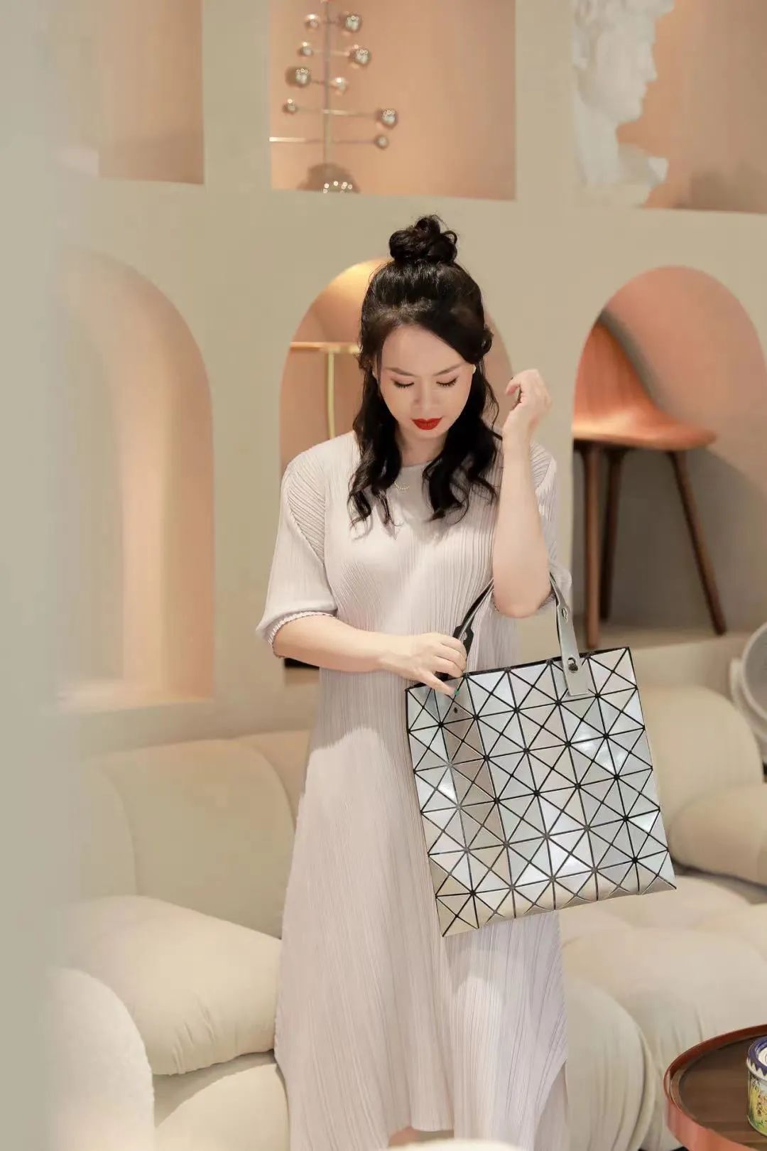 孟晚舟穿的白色连衣裙是什么品牌,孟晚舟同款连衣裙大码