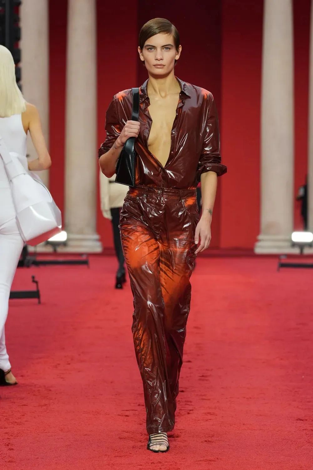 米兰时装周入选前十唯一华人,米兰时装周第一排坐的谁