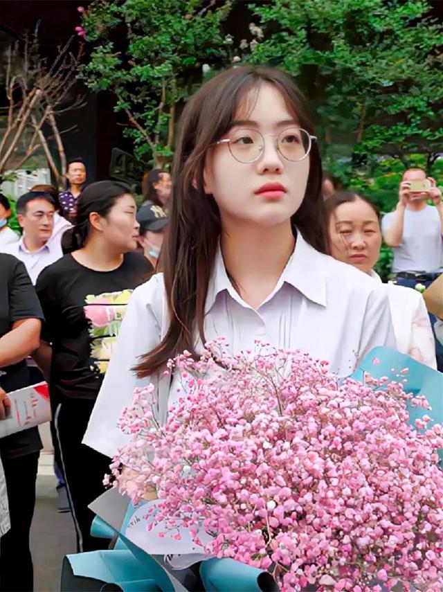 当年高考很火的送花女孩如今风格大变从清纯到个性是属于她的故事