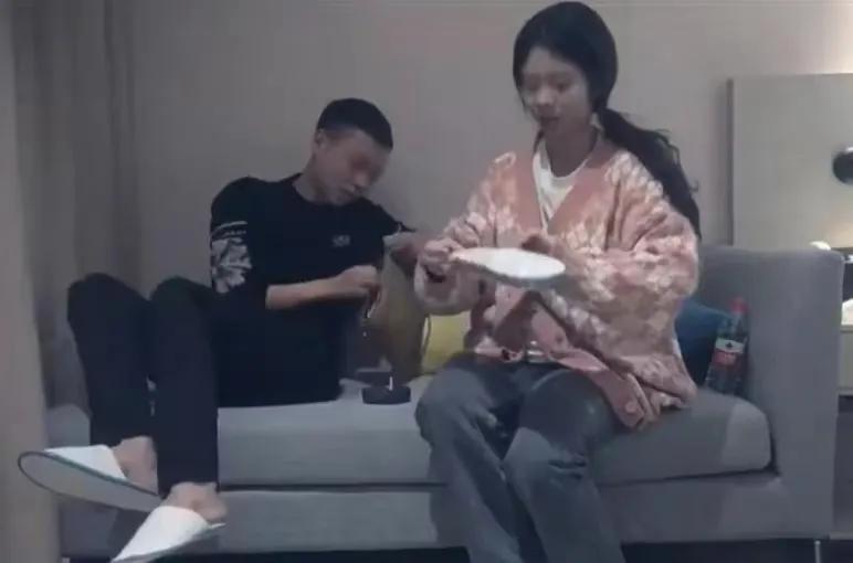 91大神秦先生的故事:冒充富二代,欺骗大量女性并进行*拍偷**