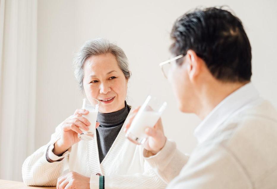 喝牛奶与不喝牛奶老人有什么区别,为什么医生不建议老年人喝牛奶