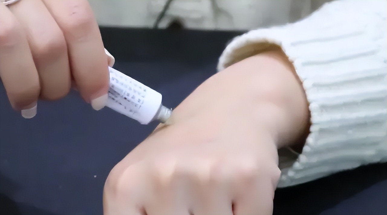 祛老年斑涂抹什么药膏有效,快速消除老年斑的小妙招红霉素