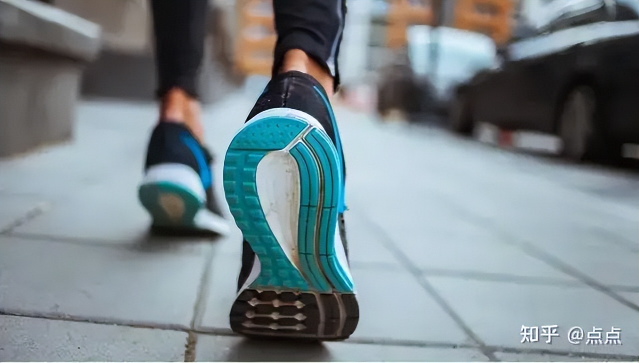 如何拍死一只4厘米的蟑螂,蟑螂小强生命力顽强