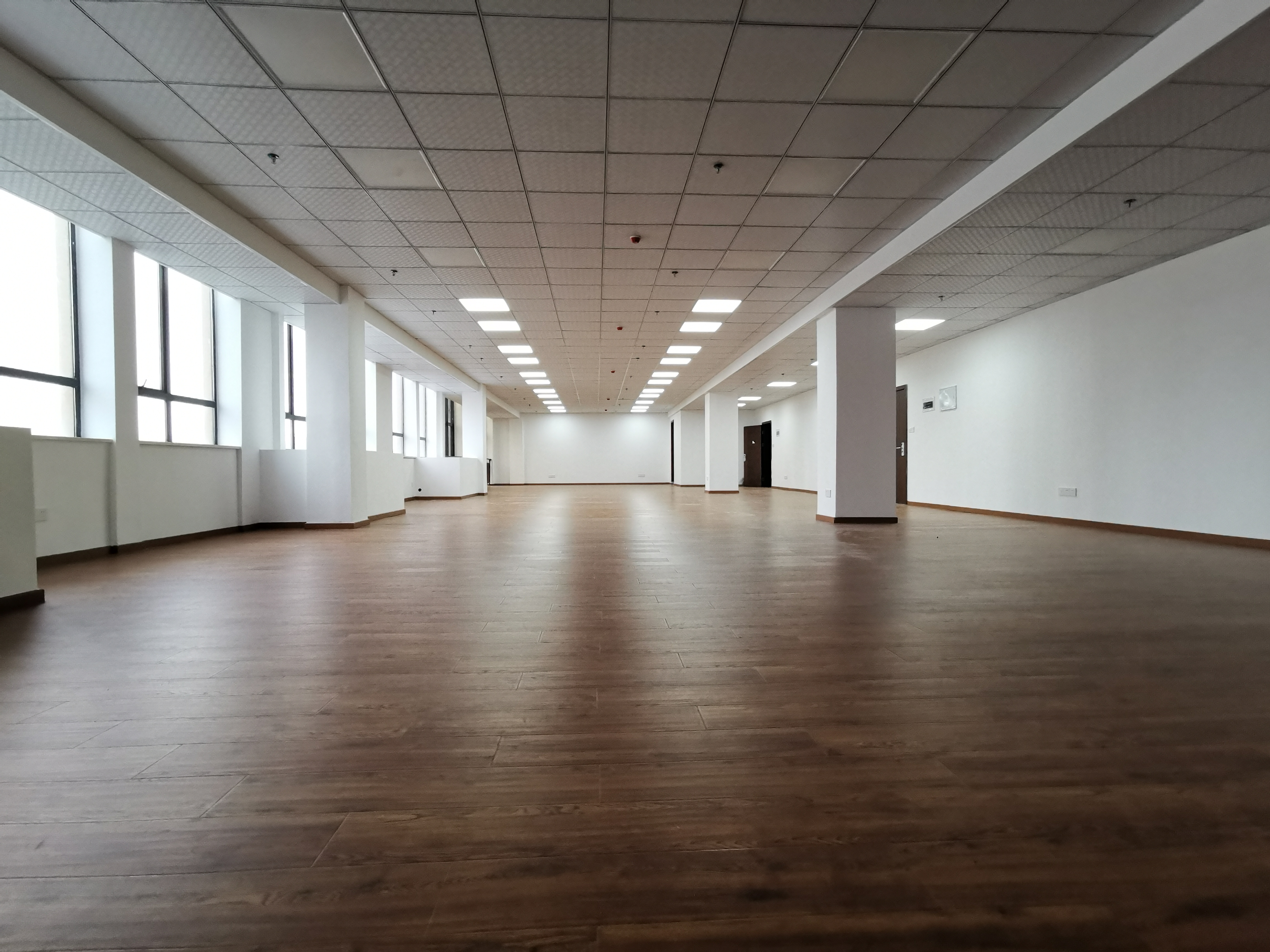 南昌滨江一号写字楼出租,南昌东湖200平写字楼出租