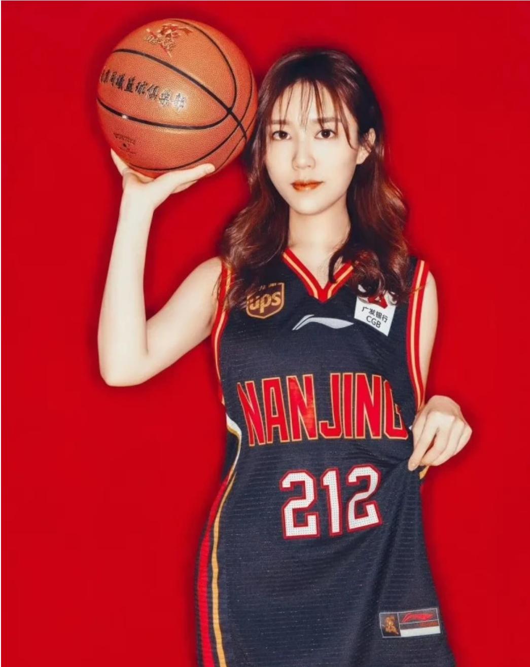 笑喷!同曦老板娘送队员爱马仕新年礼物,林葳喜提语数外三套高考题