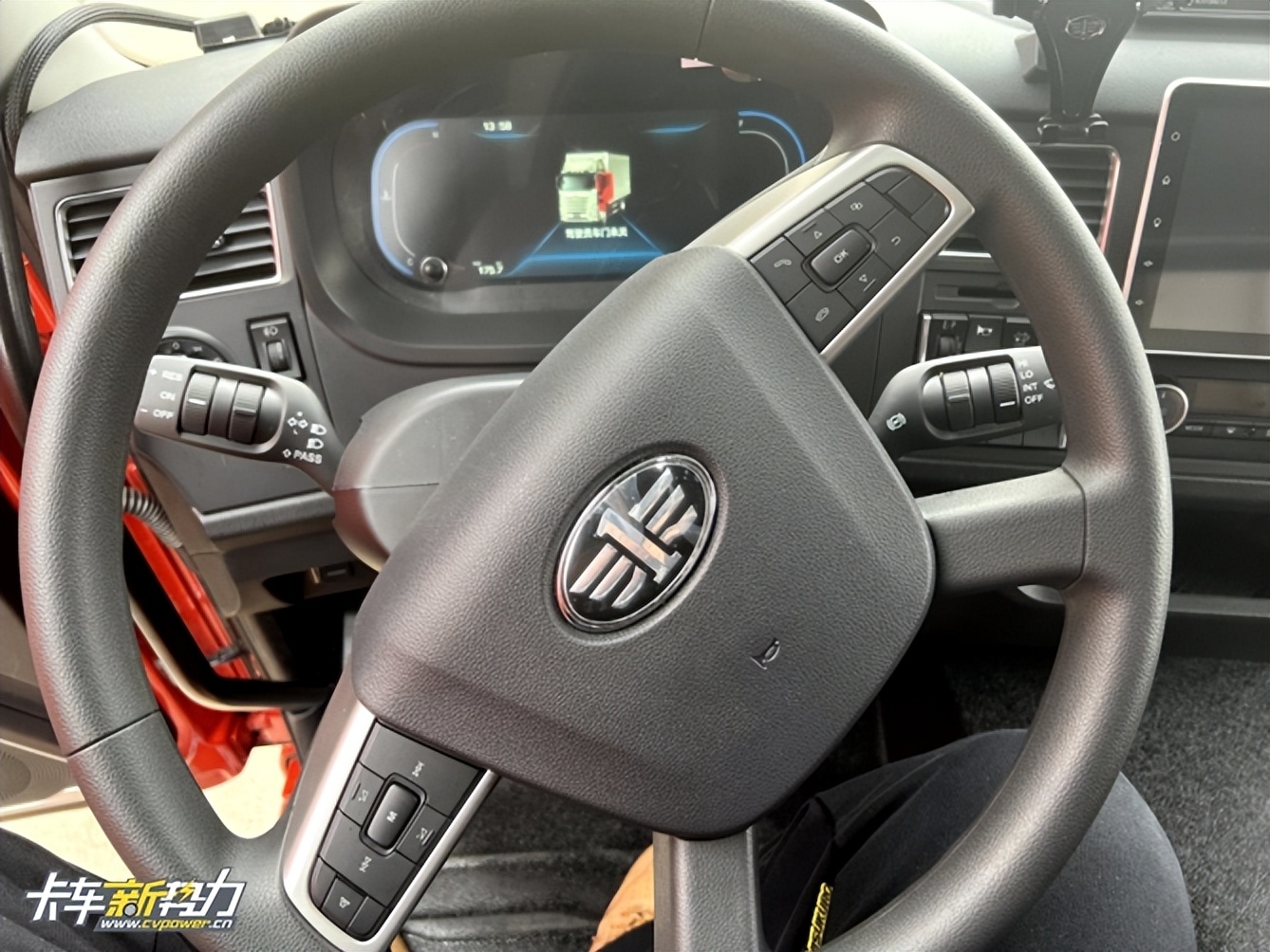 6.8米解放j6g最新款自动挡,解放j6g新款内部图片