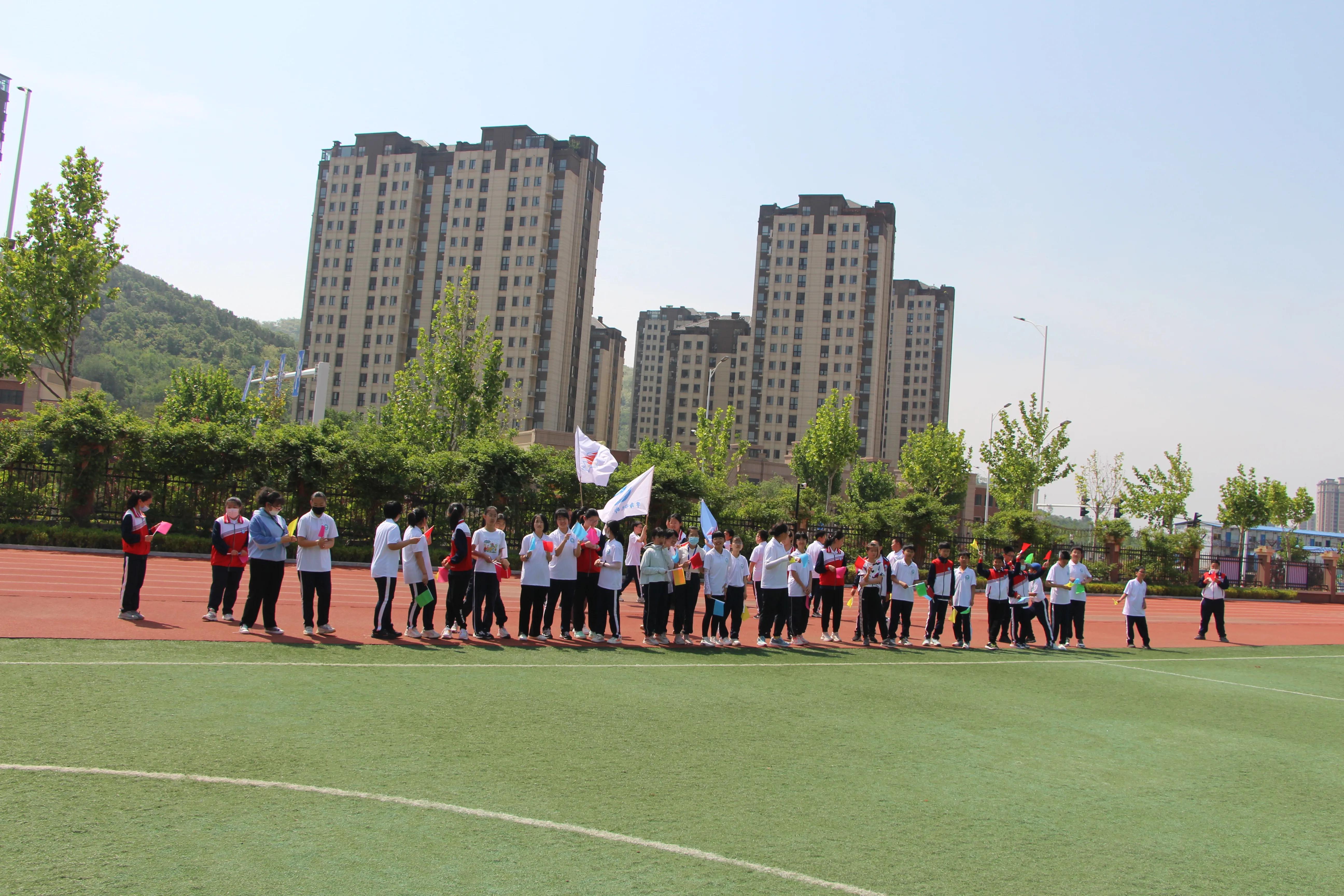 御龙山学校六年三班足球赛首战告捷（20230517）