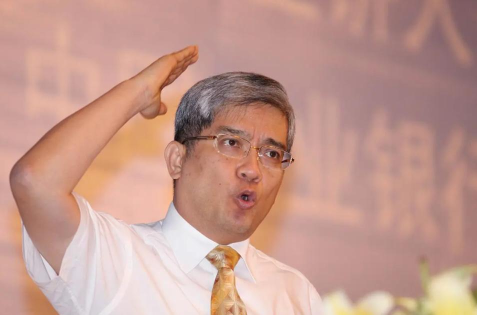 从良心经济学家到*子骗**专家，*咸平郎**如何跌落神坛？