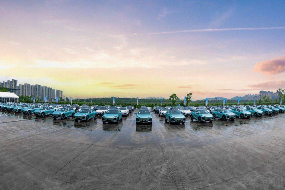 深蓝汽车发布新品牌战略交付,深蓝汽车开启智能电动新时代