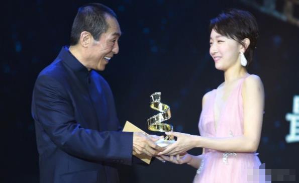 周冬雨相貌平平为什么那么火,周冬雨为什么一出道资源就那么好