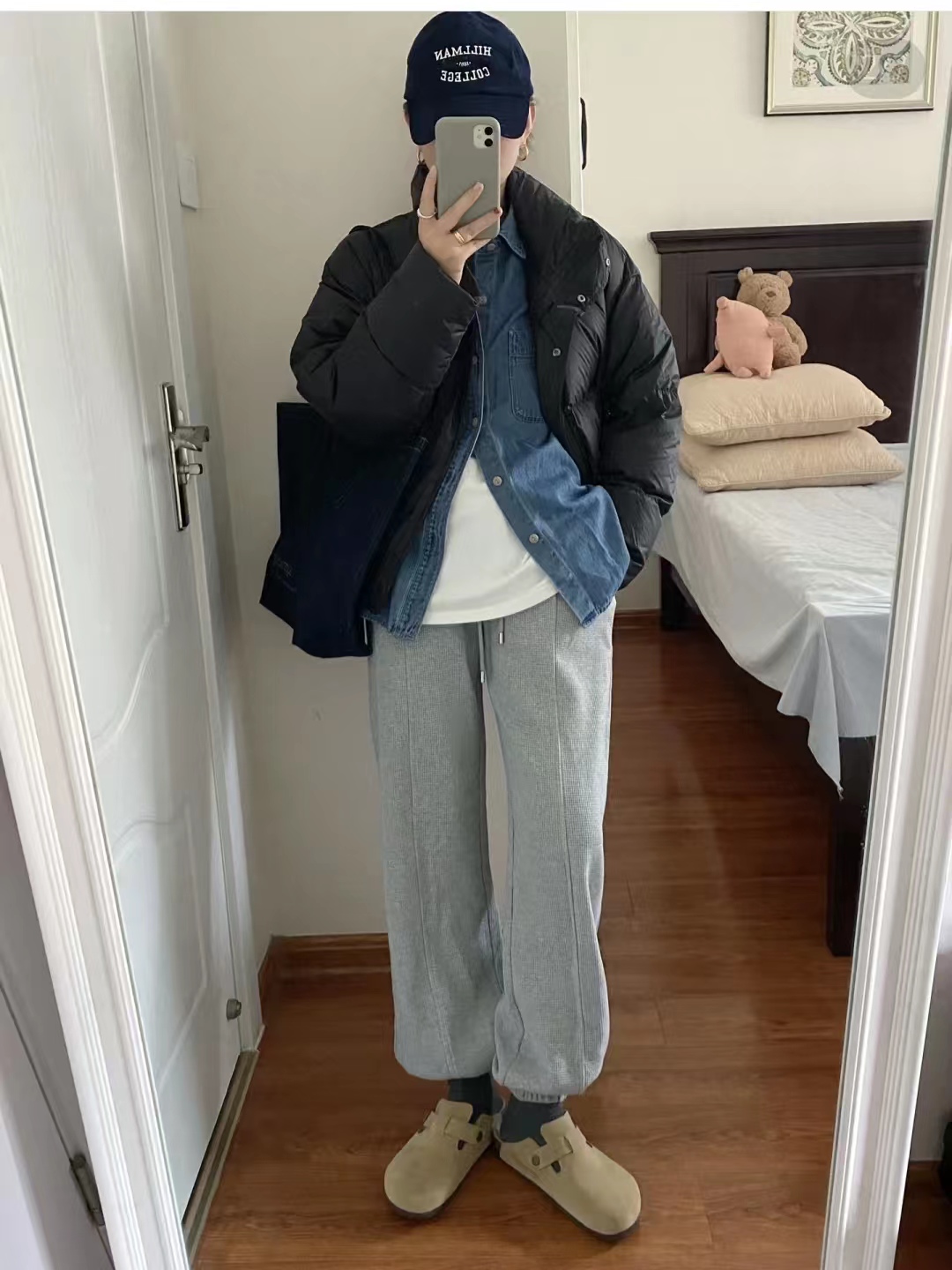 19冬羽绒服穿搭,韩款黑色羽绒服搭棕色长靴