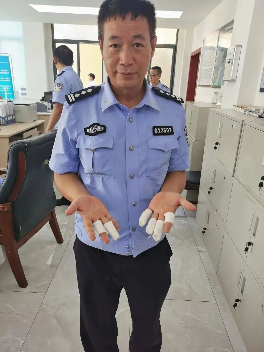 法治热点100例,法院悬赏一亿通缉两男子