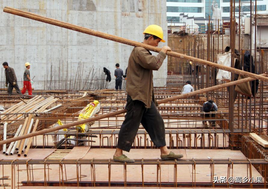 外国美女嫁45岁工地大叔,外国姑娘爱上45岁农民工