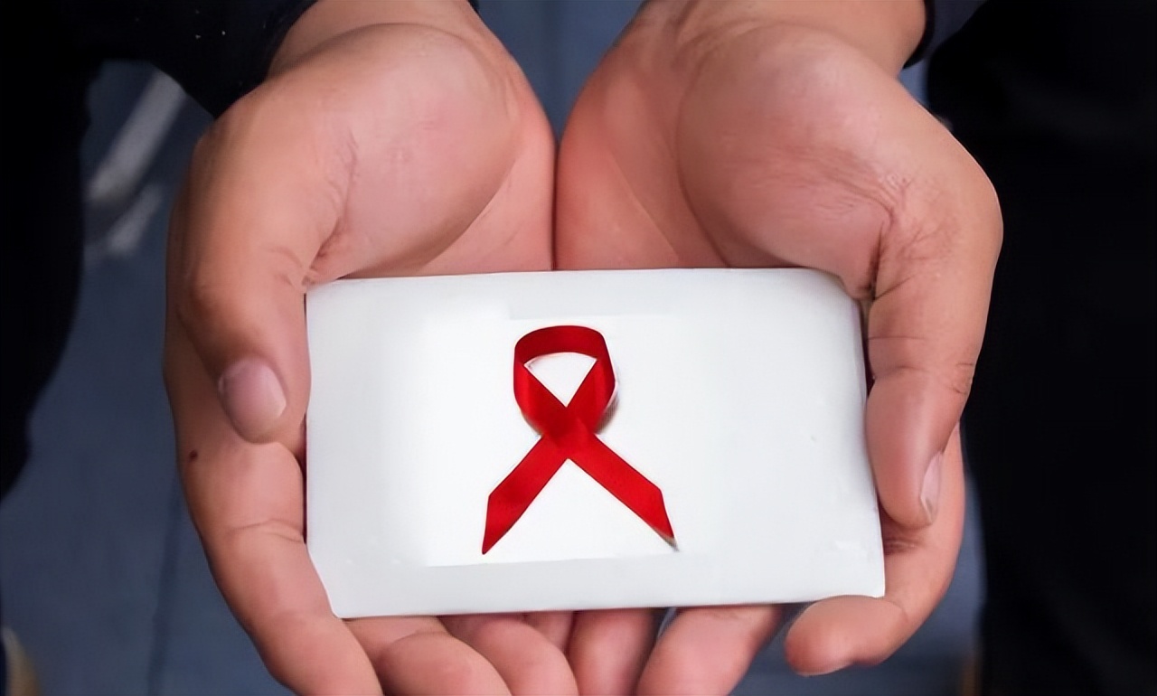 艾滋病的口腔症状是什么？不妨查看自己是否有这4个“迹象”