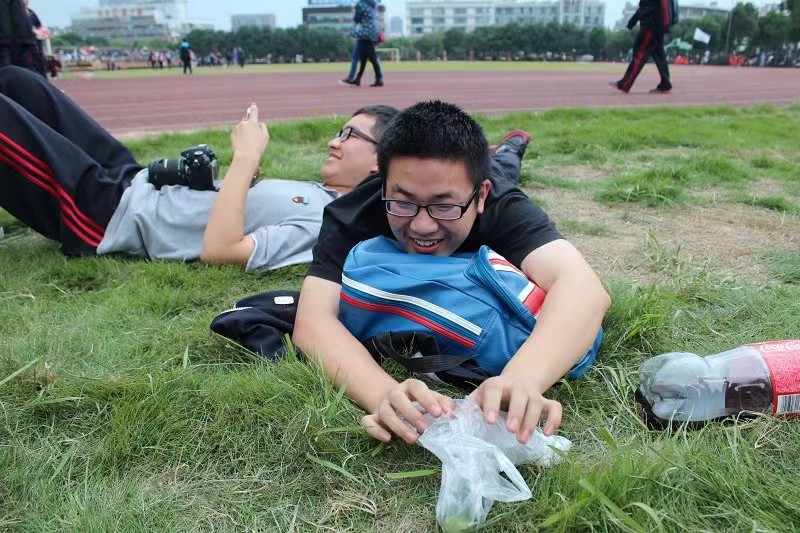 90后边上班边创业月入5万,90后辞掉月薪6000的工作创业