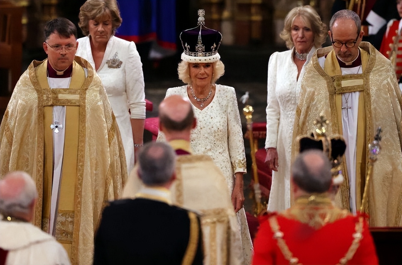 这一次的加冕礼，让“小三上位”的卡米拉，成了全世界的笑话