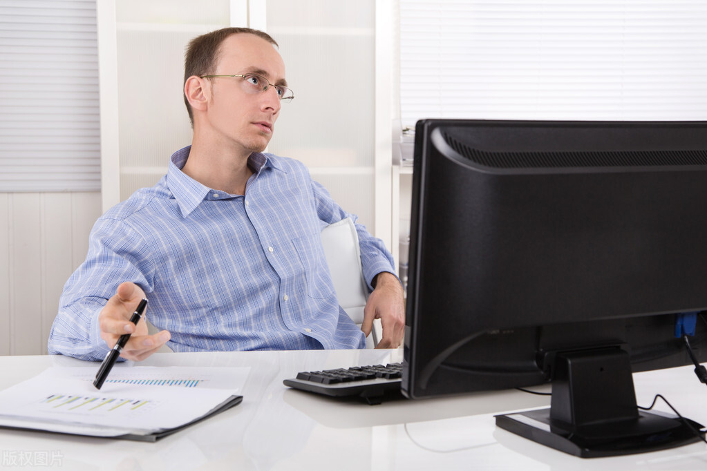 嘴里咸咸的还有异味是怎么回事,嘴里怪味是什么原因