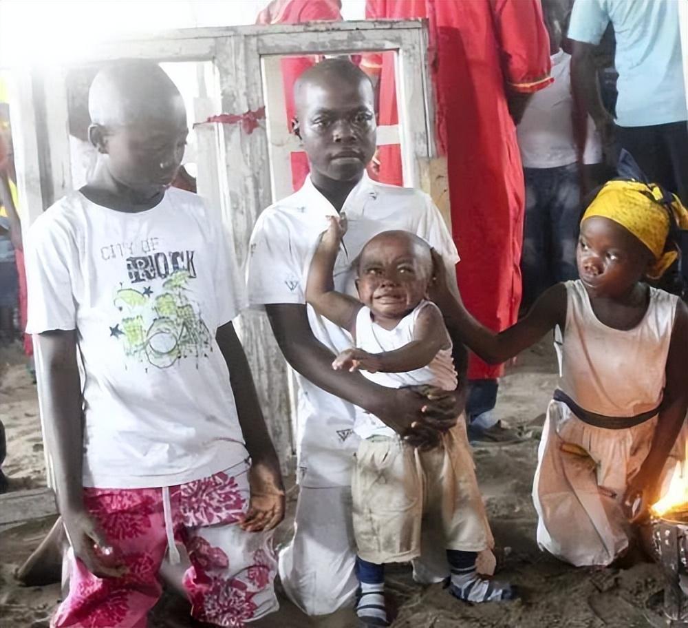 2016年,那个被白人美女喂水喝的2岁非洲小男孩,后来怎么样了?