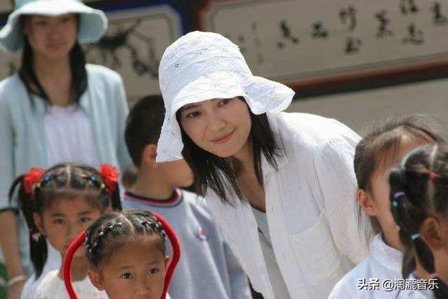 她曾经爆红的时候却选择了隐退,她淡出荧幕后嫁外国丈夫