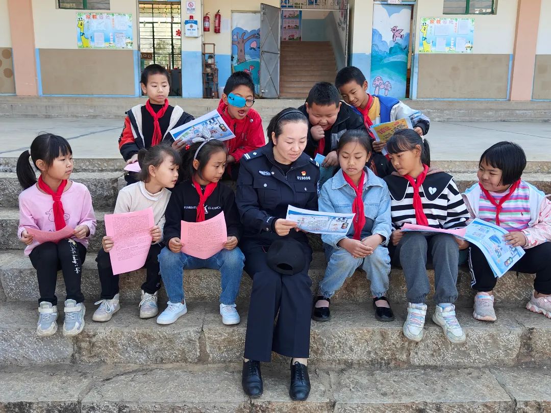 普法强基|石林风景区派出所“2+2+N”护校“安全伞”保平安