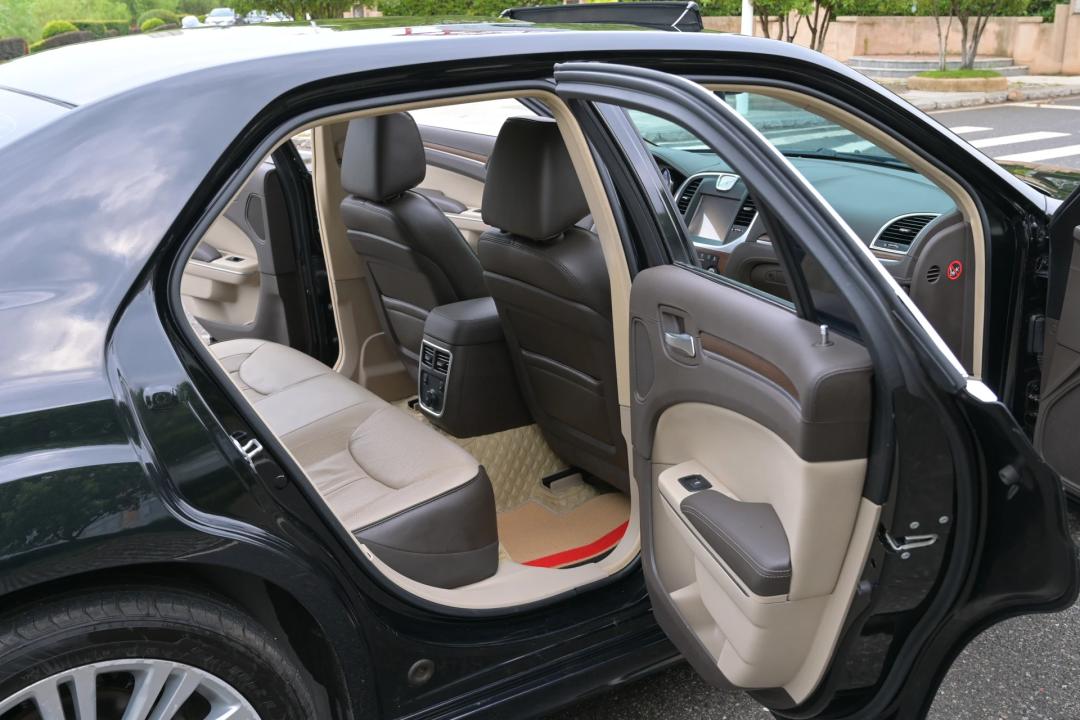 二手克莱斯勒300c1万块,13款克莱斯勒300c改装宾利