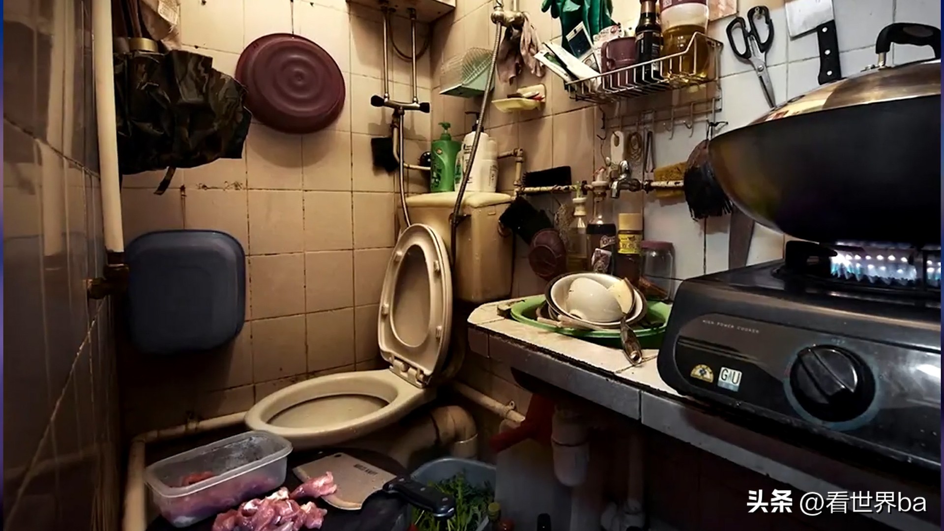 单亲妈妈带三个孩子住宾馆,单亲妈妈带两个女儿住公寓