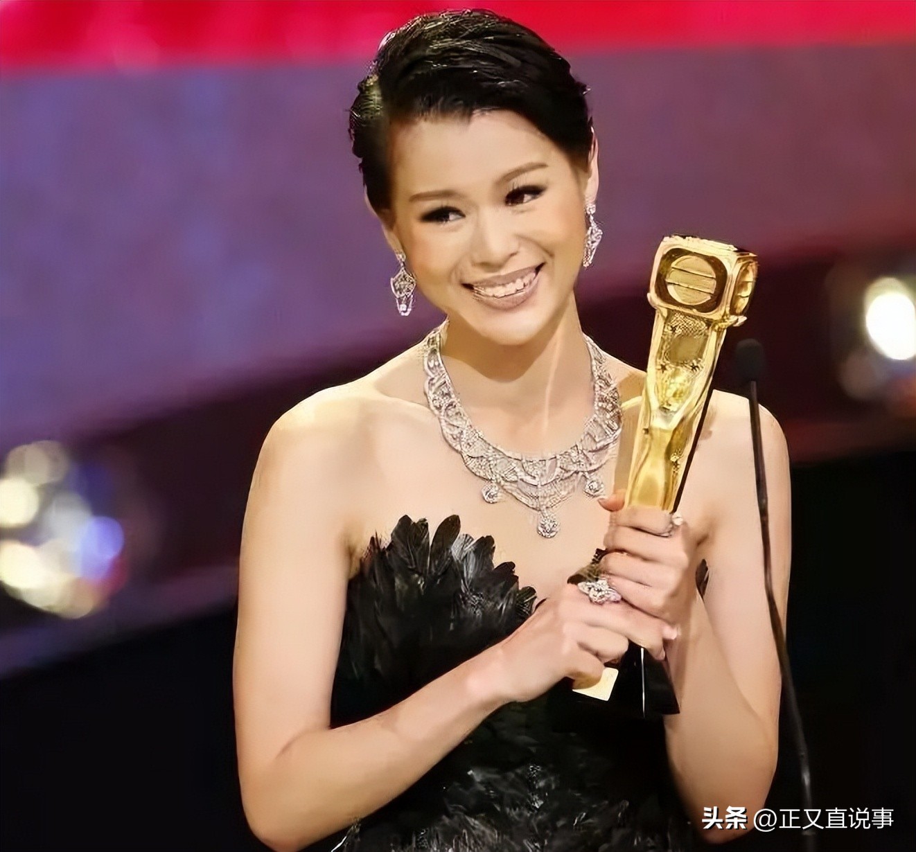 胡杏儿近期红毯对比图 (无滤镜下胡杏儿呈现真实颜值)