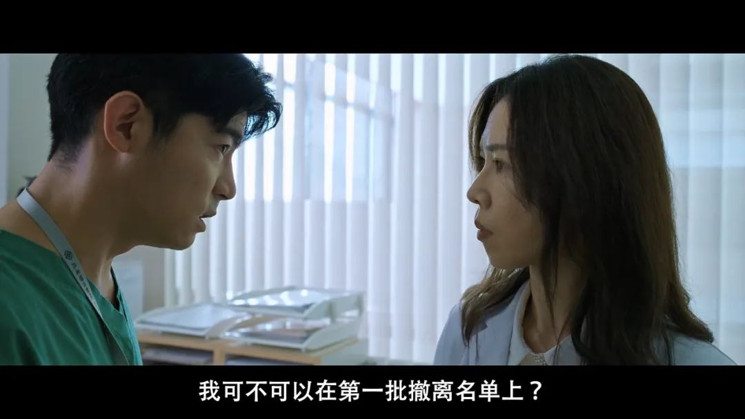 白衣天使无所畏惧负重前行,白衣天使不顾自己的安危