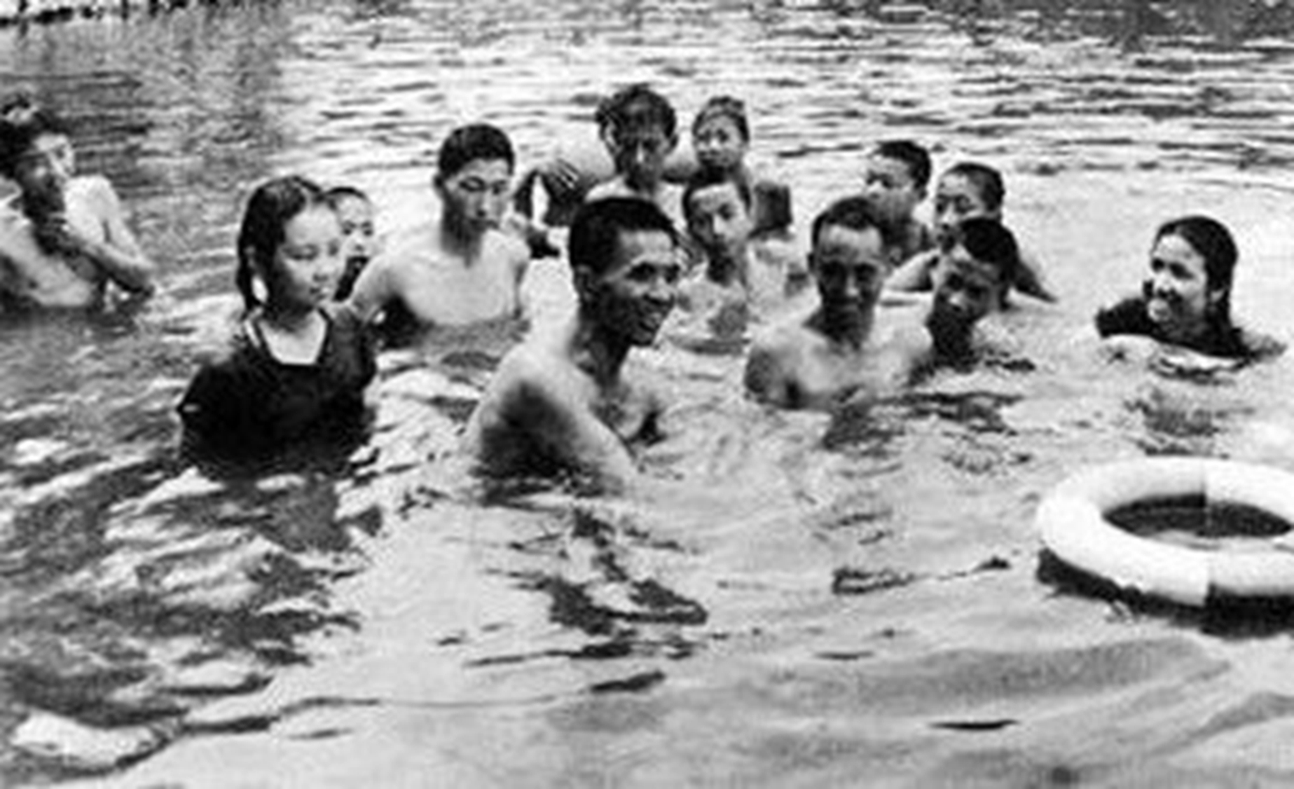 保定五中9：响应号召八中门前游泳，考入深池就靠蛙泳一姿