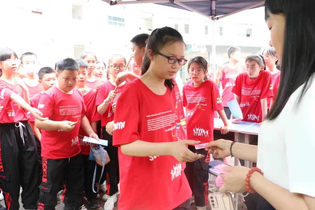 万二小举行2016级毕业典礼暨毕业班综合素质拓展活动